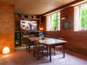 a dining room with a table and a tv at 横磐梯リロード in Inawashiro