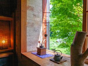 a window in a room with a pot and a tea kettle at 横磐梯リロード in Inawashiro