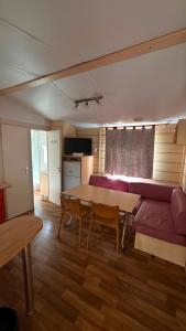 a living room with a table and a couch at El Chate in Sarvisé