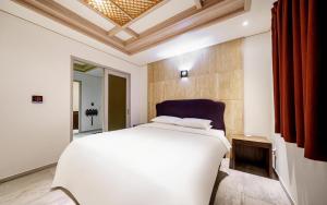 a bedroom with a large white bed in a room at Jardin Hotel in Seoul