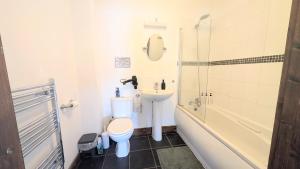 a bathroom with a toilet and a sink and a tub at CJ Maison - "Spacious Family Friendly 2-Bedroom Apartment in the City Centre with free on-site parking, free Wi-Fi" in Southampton +22 photos