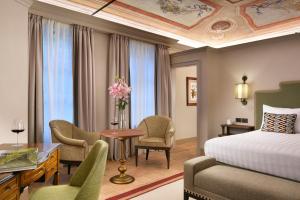 a hotel room with a bed and a table and chairs at Relais Sant'Uffizio in Cioccaro