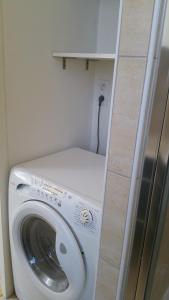 ニースにあるPalais Rialtoの白い洗濯機、バスルーム(カウンター付)