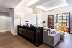 salon z kanapą i stołem w obiekcie Plaza de Refinadores w Sewilli