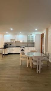 a living room with a table and a kitchen at Belle cote appartement al hoceima in Al Hoceïma