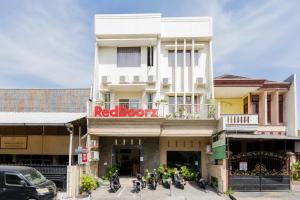 a building with motorcycles parked in front of it at RedDoorz @ Raya Ngagel 2 in Surabaya