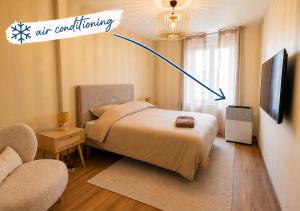a bedroom with a bed and a sign that says air conditioning at L'Escale Strasbourgeoise climatisée in Strasbourg