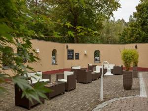 a row of chairs and tables in a courtyard at Sunday Hotel Nürnberg in Nuremberg