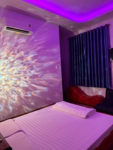 a bedroom with a bed with a purple ceiling at Thảo Tiên Vị Thanh in Xóm Tràm Cửa