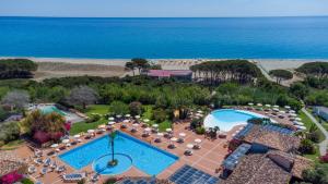 Luftaufnahme eines Resorts mit Swimmingpool und Strand in der Unterkunft Perdepera Resort in Cardedu