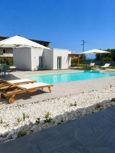 a swimming pool with a picnic table and an umbrella at SottoSopra Tropea in Tropea
