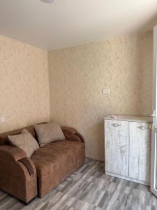 a living room with a couch in the corner at Hotel barbie Cottage #1-2 in Ureki