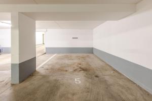 an empty room with white walls and a wooden floor at EDLER WOHNRAUM Design-Loft im Graphischen Viertel 2 Schlafzimmer mit Balkon, Miele-Kaffeevollautomat, Miele-Weinkühler, Klima, Lift, Tiefgarage & WLAN 266 Mbps in Leipzig