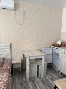 a small room with a table and a sink at Hotel barbie Cottage #1-2 in Ureki