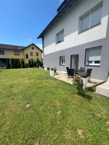 a yard of a house with a grassy yard at Wohnung Sonja in Villach