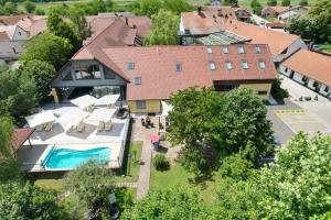 Luftaufnahme eines Hauses mit Swimmingpool in der Unterkunft Hotel Strk in Murska Sobota
