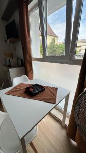 a room with a white table and a window at Chambres mimi deni in Hésingue