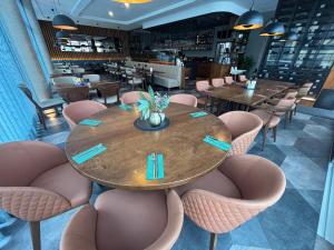 a dining room with a wooden table and pink chairs at Edi`s Ferienwohnung in Eltmann