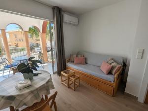 a living room with a couch and a table at Apartamento luminoso in Mazarrón