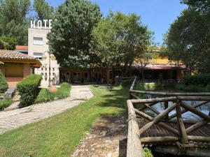 een houten hek voor een gebouw bij Hotel El Tablazo in Villalba de la Sierra