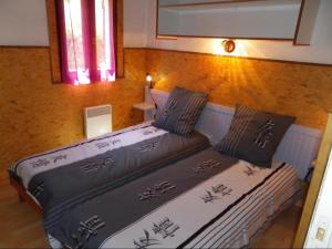 a bedroom with two beds and a couch at LES BALCONS DE LA CHIUSA in Vico