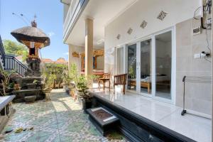 a house with a courtyard with a dining room at narayuka house in Seminyak