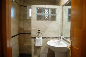 een kleine badkamer met een wastafel en een raam bij Hotel El Tablazo in Villalba de la Sierra +41 foto's
