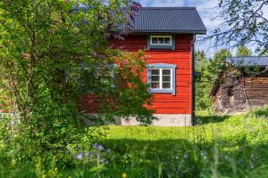 a red house with a window on the side of it at Hemgården i Storsätern - Grövelsjöfjällen in Grövelsjön