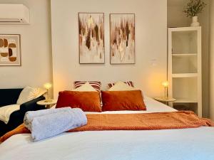 a bedroom with a large white bed with two lamps at Le Cocon d'Or - Hyper centre - Clim - WIFI in Toulouse