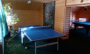 Stolní tenis v ubytování Ластівчине гніздо nebo okolí