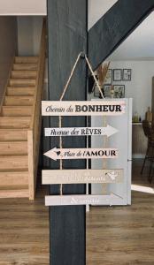 a sign with arrows pointing in different directions at L'instant Cosy in Gamaches +1 photo
