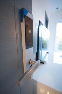 an open door with a handle in a room at Vivora Residence in Radovici