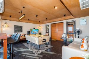 a living room with a ping pong table at Cozy Beachfront Samroiyod in Baanphakrimlay 