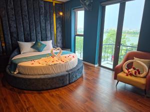 a bedroom with a large bed with a large window at Sky Love Hotel - Trâu Qùy in Thạch Cầu