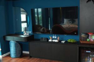 a room with a blue wall with a large mirror at Sky Love Hotel - Trâu Qùy in Thạch Cầu