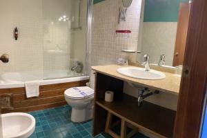 a bathroom with a sink and a toilet and a tub at Hotel Casa Estampa in Escuñau +20 photos