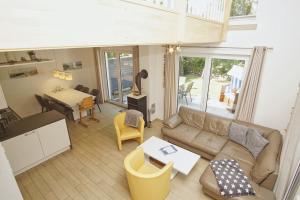 a living room with a couch and a table at Ferienhaus am Dünenstrand in Baabe