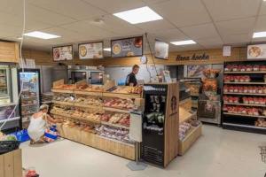 a man and a woman in a grocery store aisle at Chalet Feanzicht in Earnewâld