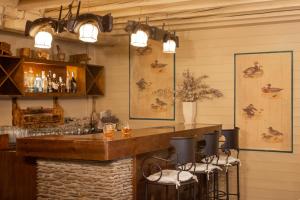 a bar in a restaurant with stools at Hotel Casa Estampa in Escuñau