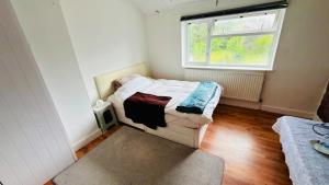 a small bedroom with a bed and a window at Welcome Homes! Feels Homes ! in Kidlington