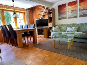 a living room with a table and a green couch at In Benz da brennt's in Benz