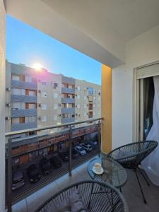 a room with a balcony with a table and chairs at Stan na dan Podgorica Mne in Podgorica