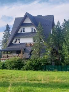 a house with a gambrel roof at Stary Bór in Murzasichle
