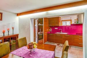 a kitchen with a table with a bowl of fruit on it at Casa del Callejon in Tejeda