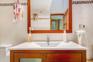 a bathroom with a sink and a mirror at Casa del Callejon in Tejeda