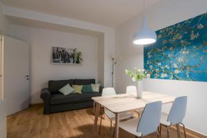 ミラノにあるThe Best Rent - Milan Cimiano Apartmentのリビングルーム(テーブル、ソファ付)