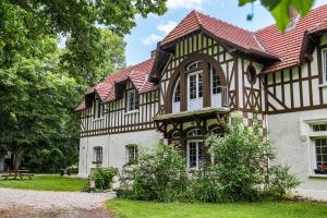 an old house with a red roof at Chalet des longschamps in Argoeuves