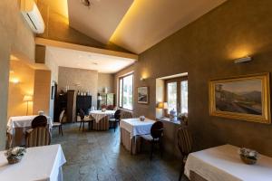 a restaurant with tables and chairs in a room at Hotel & Spa La Salve in Torrijos