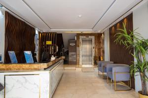 a lobby with a counter and chairs in a building at جولدن نيو السلامة GOLDEN NEW AlSALAMH in Jeddah
