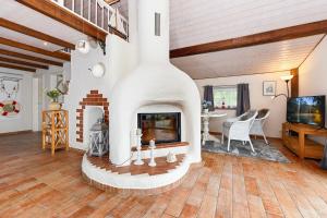 a living room with a fireplace and a tv at Ferienhaus Sternenklar in Wittmund